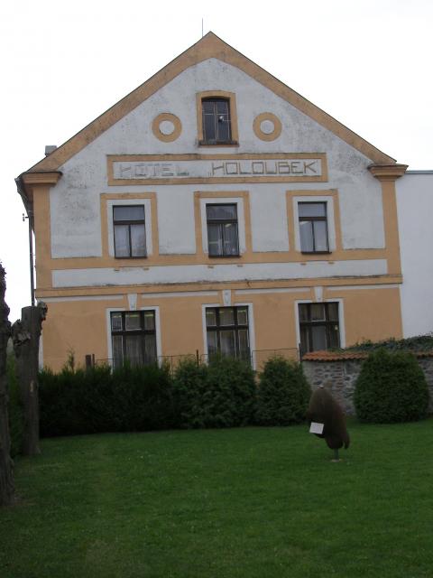Hotel Holoubek s památkou na bombardování 1945